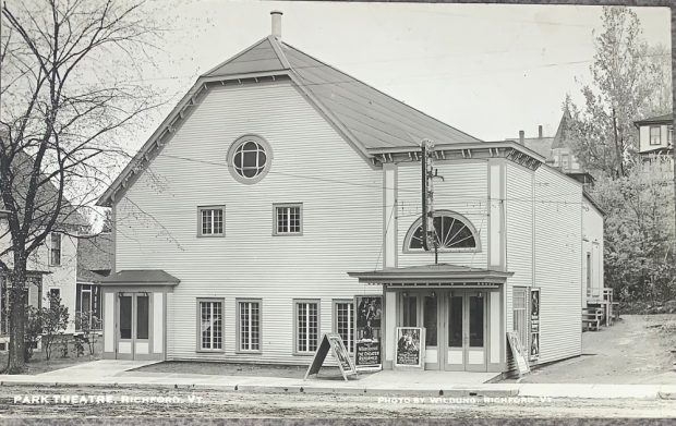 La façade du cinéma Park, une destination populaire pour les gens de Sutton; devant la porte, des panneaux font la promotion de la programmation.