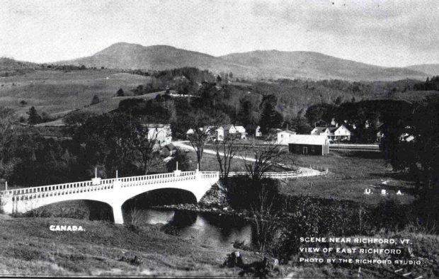 L’élégante structure en béton qui enjambe la rivière Missisquoi à gauche arrive du côté américain à East Richford sur la droite.