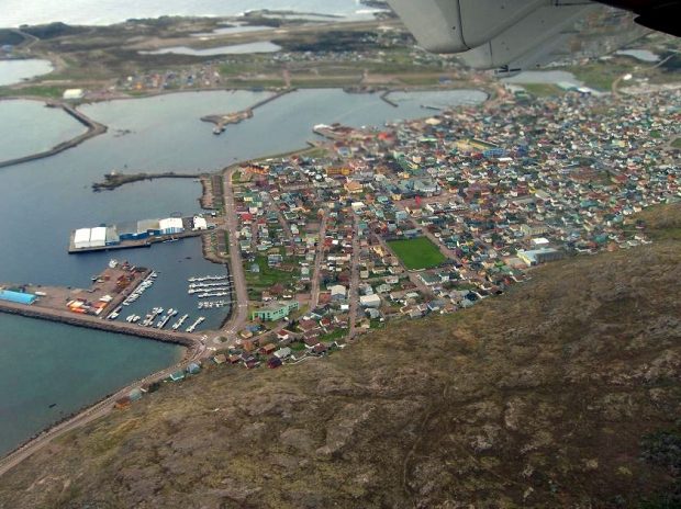 À gauche, la rade du port de Saint-Pierre-et-Miquelon où viennent mouiller les bateaux; à droite, le village côtier fondé par cette communauté française d’outremer.