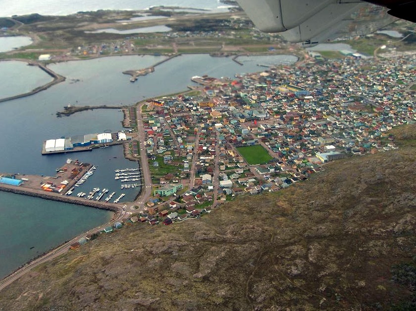 À gauche, la rade du port de Saint-Pierre-et-Miquelon où viennent mouiller les bateaux; à droite, le village côtier fondé par cette communauté française d’outremer.