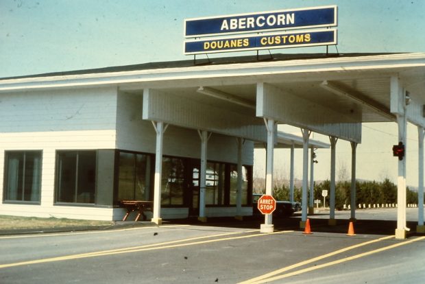 D’architecture moderne, le poste de douane d’Abercorn accueille côte à côte les voyageurs entrant au Canada et ceux allant aux États-Unis.