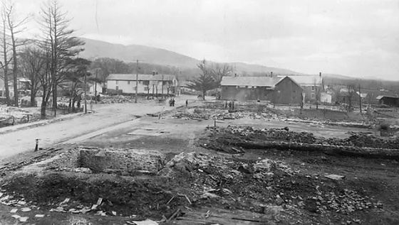 Vue vers le sud des ruines laissées le long de la rue Principale par l’incendie du 16 avril 1898; au fond le magasins Dyer et Thompson & Greely sont toujours debout.