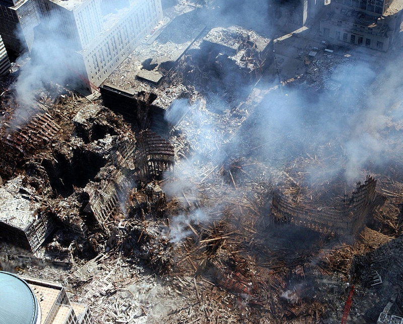 Après les attentats de septembre 2001, il ne reste plus que des tas de béton et de ferraille.