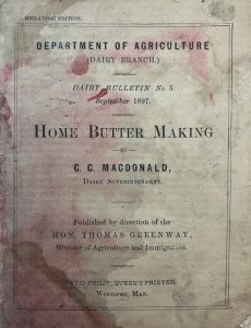 Couverture de l’édition islandaise de 1897 de Home Butter Making no 5 du Dairy Bulletin de la Direction générale des produits laitiers du ministère de l’Agriculture, rédigé par C. C. Macdonald et publié à Winnipeg, au Manitoba. La couverture est tachée et usée.