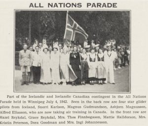 Photo en noir et blanc du groupe islandais et islandais-canadien défilant lors de la All Nations Parade à Winnipeg le 4 juillet 1942. Le groupe comprend des hommes et des femmes, certains en tenue traditionnelle islandaise, réunis autour d’un drapeau islandais.