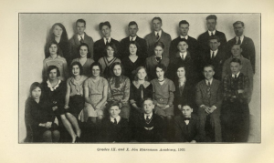 Photo de classe en noir et blanc de 1931 montrant des élèves et un enseignant des classes de 9e et 10e à l’Académie Jón Bjarnason. Le groupe est disposé en quatre rangées, avec des jeunes hommes et femmes en tenue de soirée, assis et debout devant un fond uni. La légende sous l’image indique : Classes IX et X. Académie Jón Bjarnason, 1931.