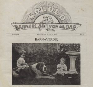 Couverture en noir et blanc du périodique Sólöld de 1918 : Barnablað Voraldar, montrant deux enfants avec un grand chien St-Bernard dans un jardin à côté d’un bain d’oiseaux. L’en-tête comprend une illustration de deux enfants sous un soleil levant et le titre en lettres islandaises décoratives.