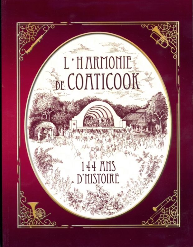 Photo couleur qui mentionne que l’Harmonie de Coaticook a 144 ans d’histoire. La couleur de fond est bourgogne et certaines parties sont ornementées par des dessins jaunes représentants des instruments de musique et des notes stylisées. L’image du centre montre des musiciens qui jouent dans un kiosque devant des spectateurs dans un magnifique décor.