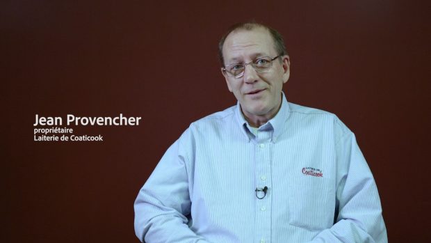 Photo couleur qui présente Jean Provencher, propriétaire de la Laiterie de Coaticook, en chemise bleu clair.