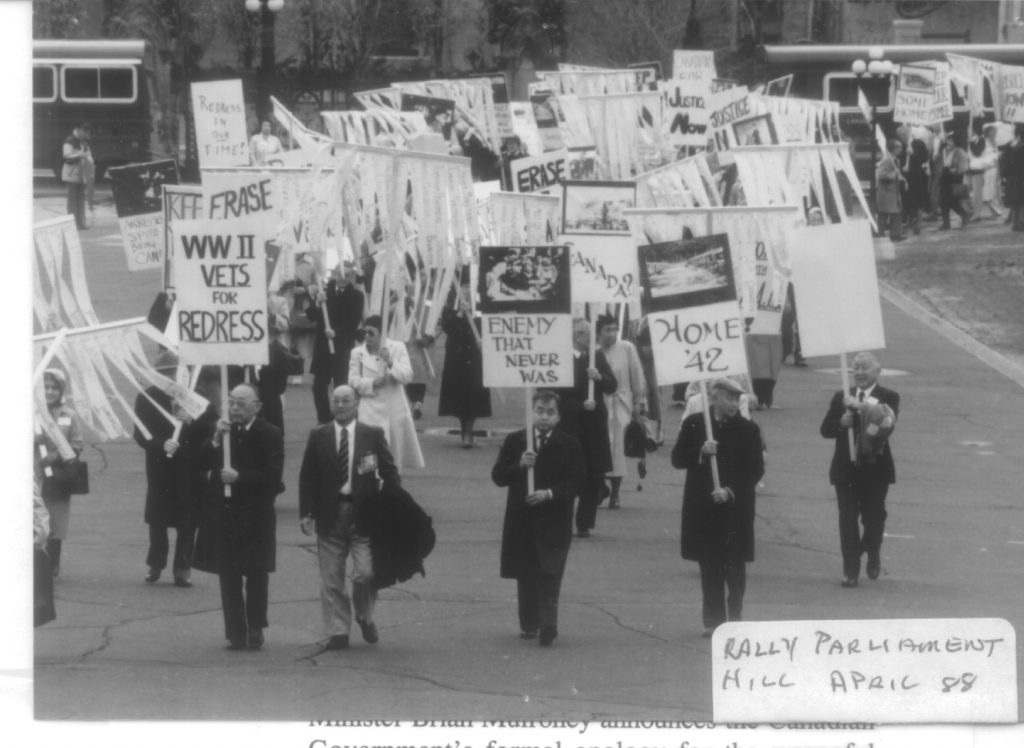 Des manifestants en tenue professionnelle marchent avec des pancartes et des bannières 