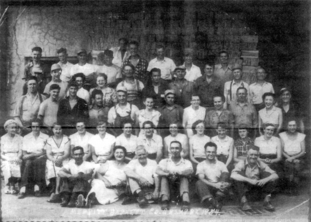Grand groupe d'ouvriers d'usine posant pour une photo de groupe