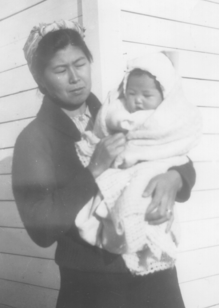 Hattie Tanouye tenant son bébé