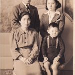 Ken Teshima en tant que jeune garçon avec sa mère et ses deux cousins, Bill and Aiko Sumi