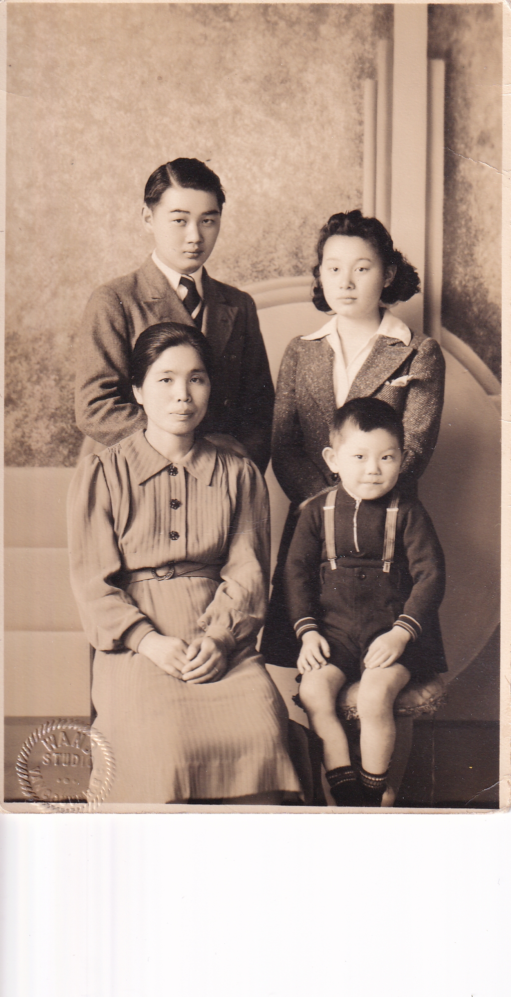  Ken Teshima en tant que jeune garçon avec sa mère et ses deux cousins