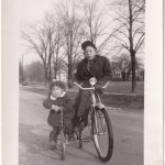 Ken Teshima enfant avec sa sœur cadette, c.1950