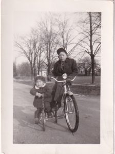 Jeune garçon japonais et jeune fille japonaise sur des bicycles