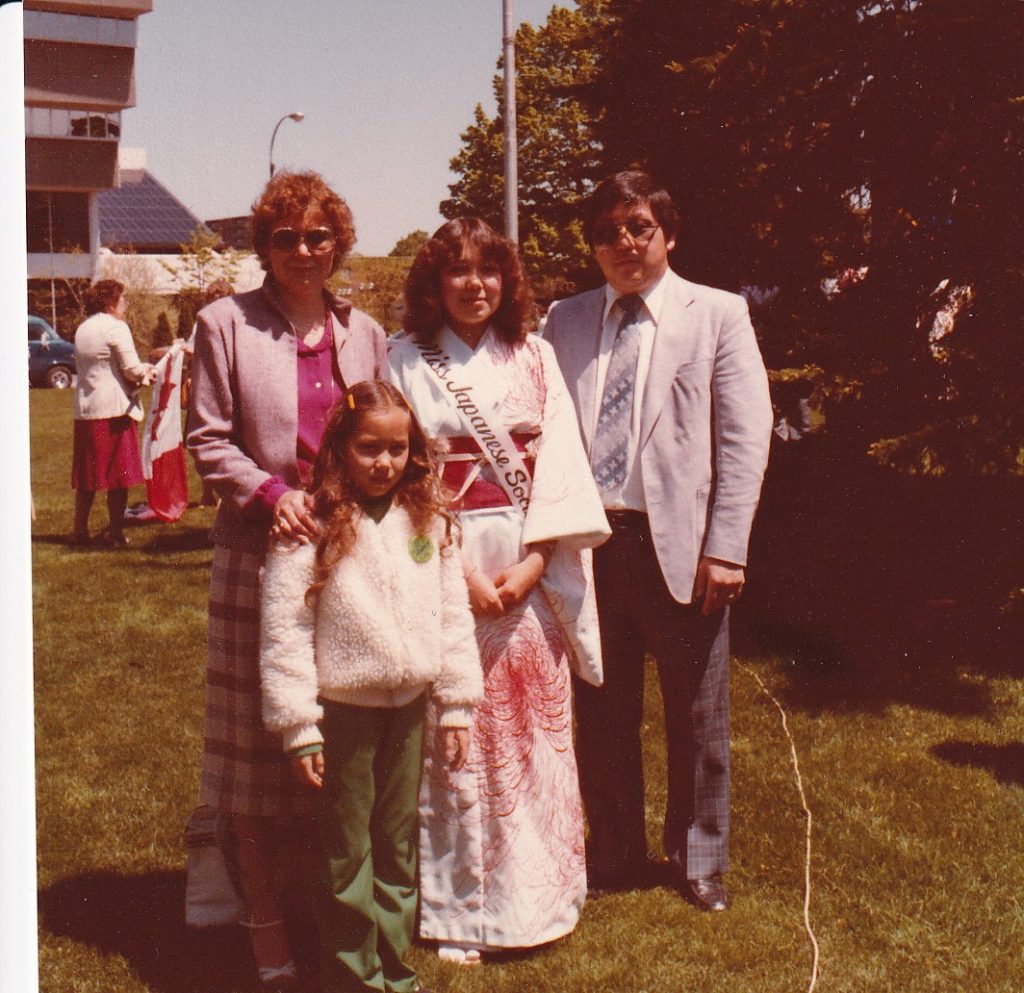 Ken Teshima avec sa femme et ses enfants, avec sa fille aînée portant une ceinture de 