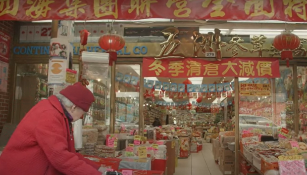  Vitrine chinoise avec une personne âgée regardant des marchandises
