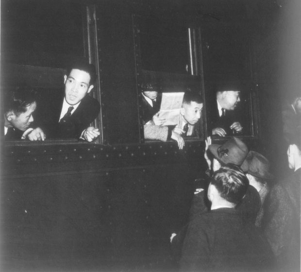 Les hommes Japonaise Canadien se penchant par la fenêtre d'un train