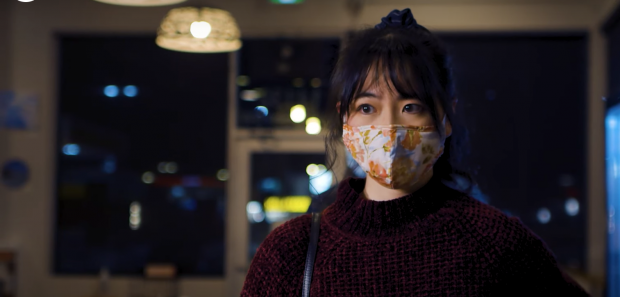  Jeune femme portant un masque pendant COVID-19
