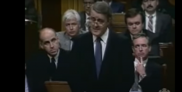  Le premier ministre Brian Mulroney prononce un discours au Parlement