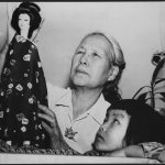 Femme japonaise et fille avec une poupée japonaise
