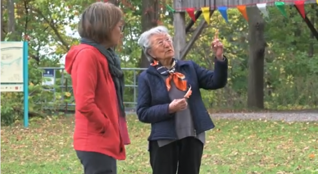 Addie et Lynn Kobayashi debout à l'extérieur en train de parler