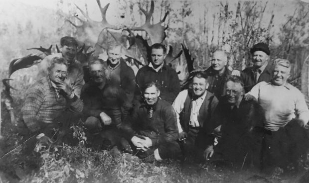 Groupe de chasseurs allochtones et leur trophée (panache d'orignal)..