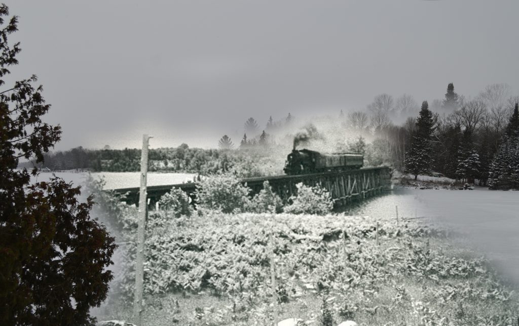 Une photo noir et blanc d'un train traversant un pont superposée à une photo contemporaine d'une scène d'hiver.