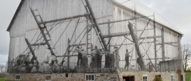 Une photo en noir et blanc d'une lève de grange  superposée à une image contemporaine d'une grange.