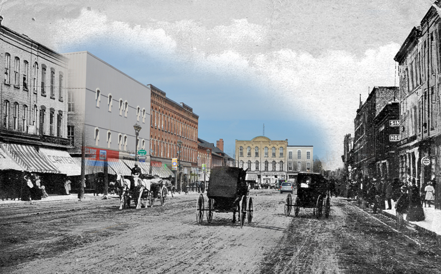Une photo en noir et blanc des chevaux et des chariots superposée à une image contemporaine d'un paysage de rue.