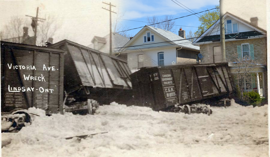 Une photo en noir et blanc illustrant un accident de train superposée à une image contemporaine d'un paysage de rue.