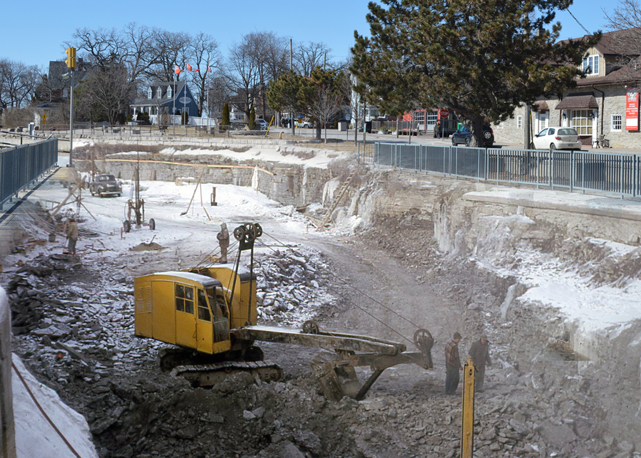 Une vieille photo  d'une excavatrice, des travaileurs et une voiture sur le lit du canal superposée à une image contemporaine d'un paysage urbain.