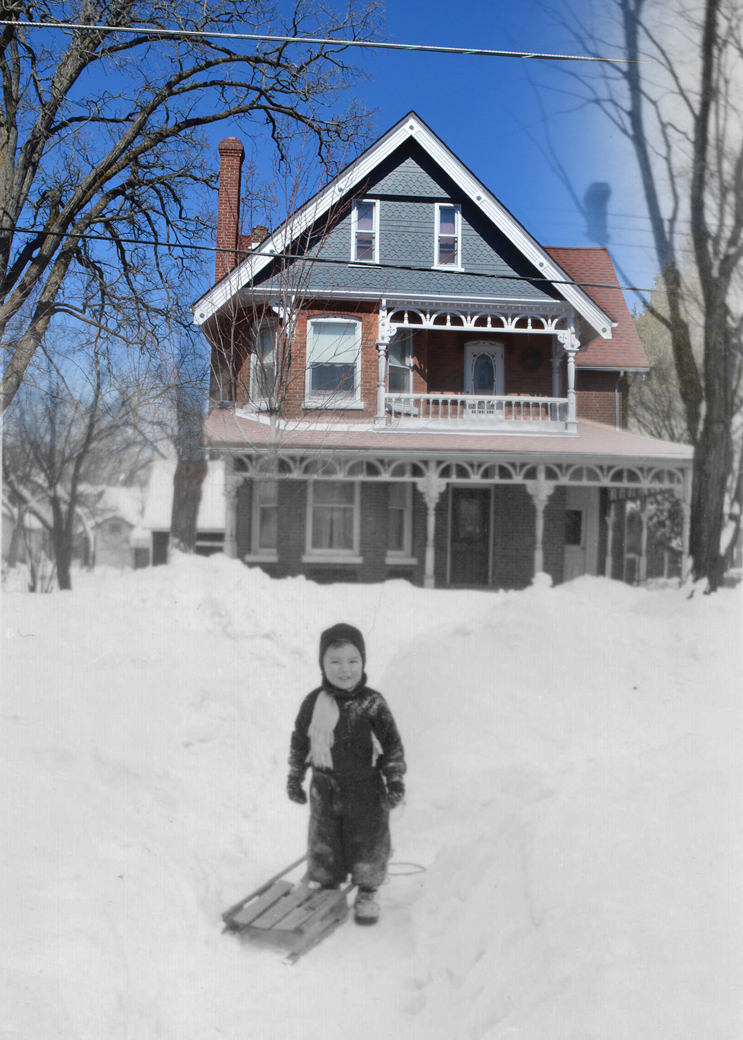 Une photo en noir et blanc d'un garçon et son traineau devant un maison superposée à une image contemporaine de la même  maison.