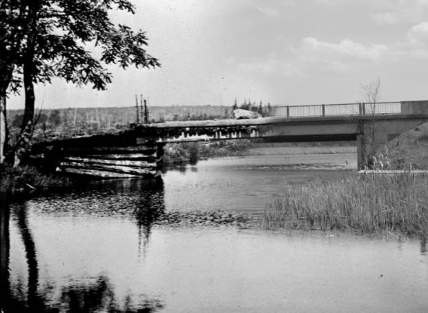 À  gauche, une photo en noir et blanc illustrant un pont en bois; à droit une image contemporaine d'un pont en béton.