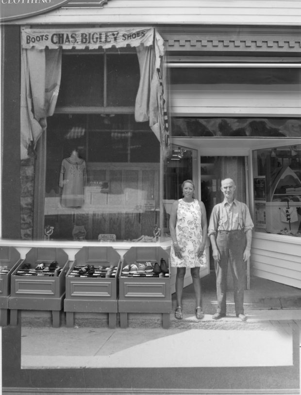 Une photo contemporaine d'un propriétairee de magasin de chaussures, superposée une image contemporaine de la boutique d'origine et du propriétaire d'origine.