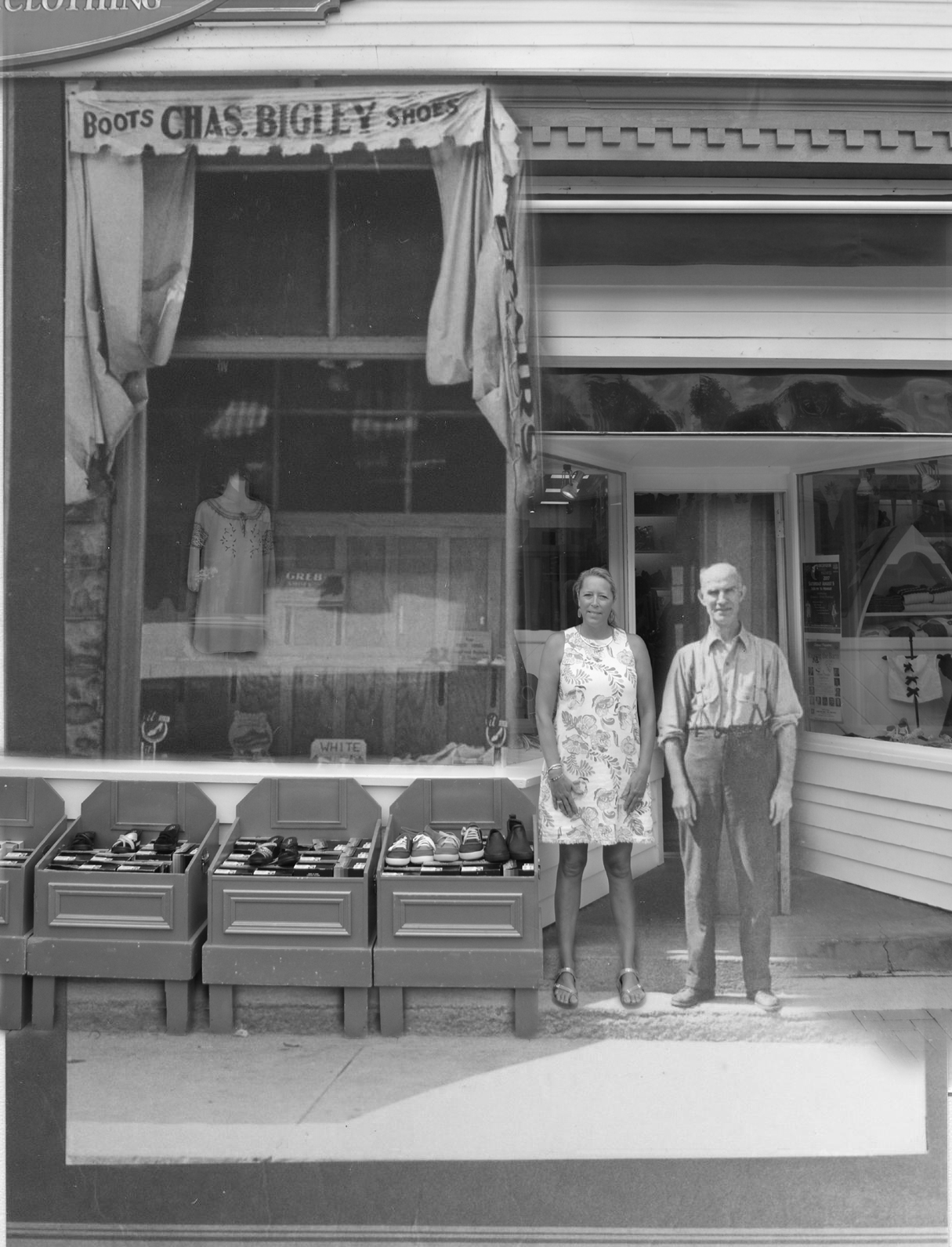 Une photo contemporaine d'un propriétairee de magasin de chaussures, superposée une image contemporaine de la boutique d'origine et du propriétaire d'origine.