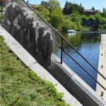 Posant sur les escaliers de l’écluse pierre de Fenelon