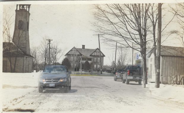 Un paysage de rue contemporain superposé à une poto noir et blanc d'une caserne de pompiers, une maison et un bureau de presse.