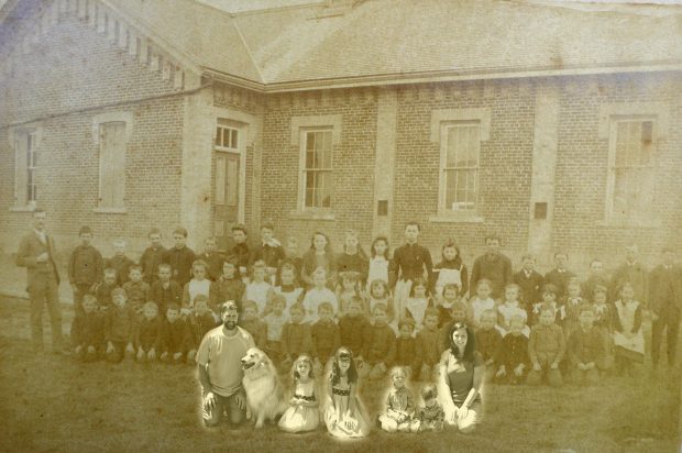 Une image contemporaine d'une famille, superposée superposée àune image sur une photo de classe prise devant une école de briques.