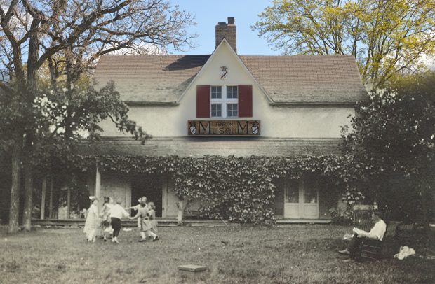 Une photo noir et blanc des enfants qui dancent en rond et un homme assis sur un banc, superposé à l'image contemporaine du musée Fenelon.