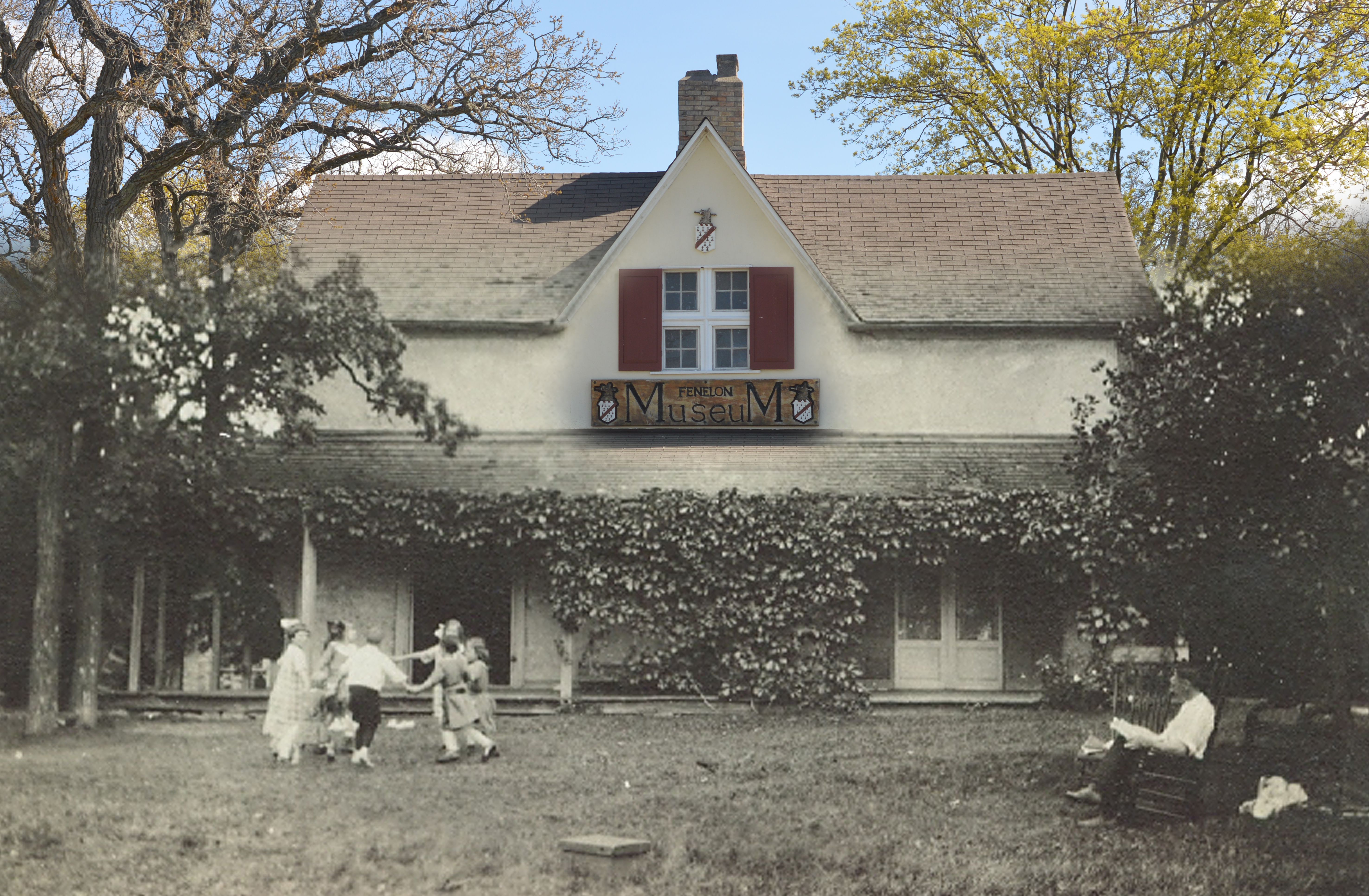 Une photo noir et blanc des enfants qui dancent en rond et un homme assis sur un banc, superposé à l'image contemporaine du musée Fenelon.