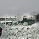 Une locomotive traversant le lac Balsam