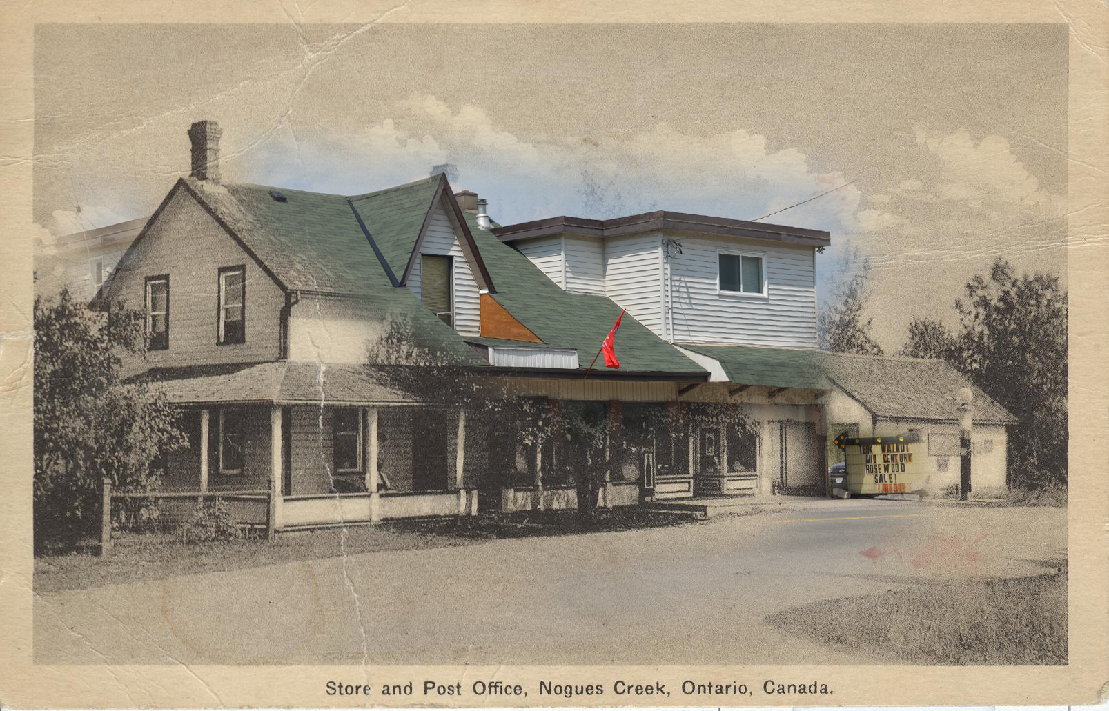 Deux images combinées (une contemporaine et une en noir et blanc) d'une maison convertie en magazin et bureau de poste.