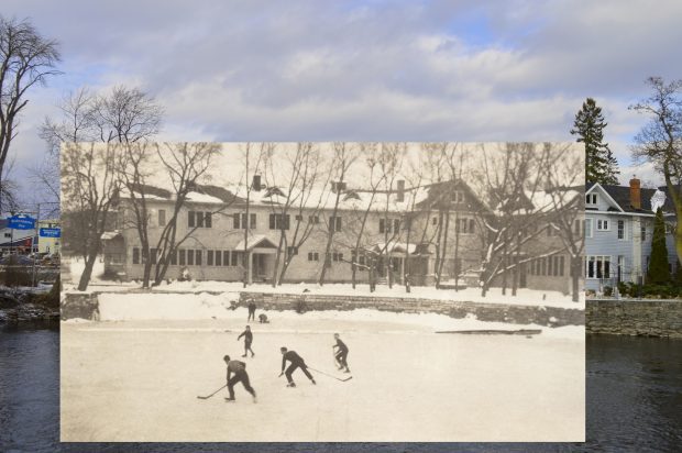 Une photo en noir et blanc, d'une partie de hockey sur une rivière avec une auberge en arrière-plan, superposée superposée à une photo contemporaine du même édifice.