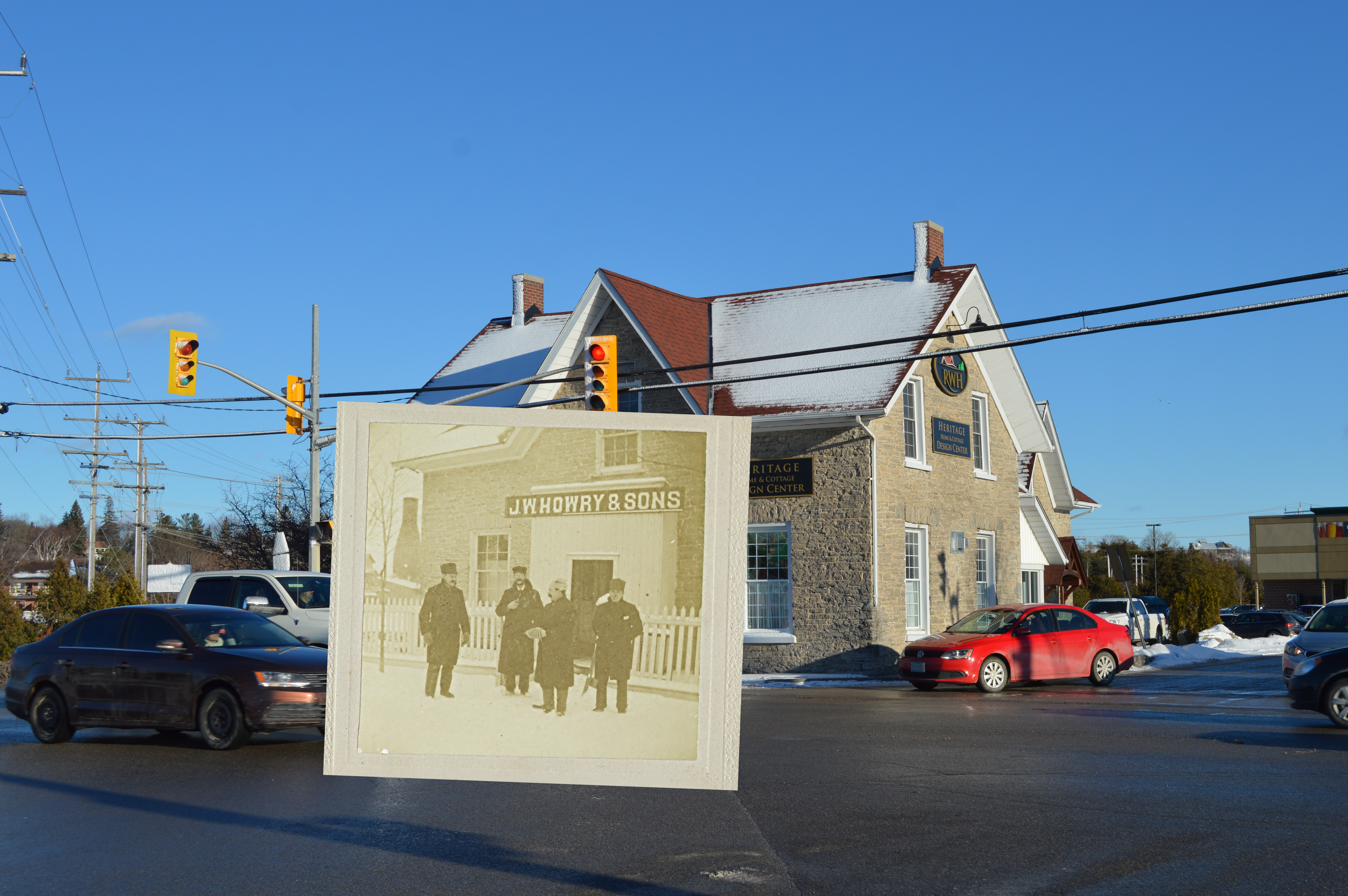 Une photo d'époque de quatres hommes devant le bureau de J.W. Howry and Sons superposée à une image contemporaine d'un bureau de construction RWH.