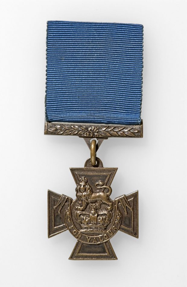 Croix de Victoria sous un ruban côtelé bleu royal.
