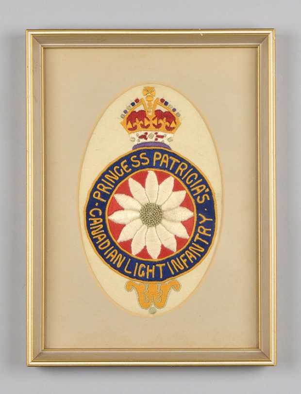 Très fine broderie fait main, aux couleurs vives, de l’écusson régimentaire du Princess Patricia’s Canadian Light Infantry, dans un ovale d’un beige mat.