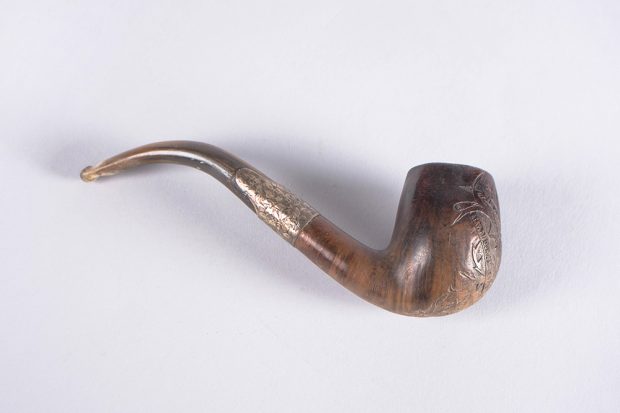 Pipe en bois gravé, avec filtre en métal attachant le fourneau au bec.