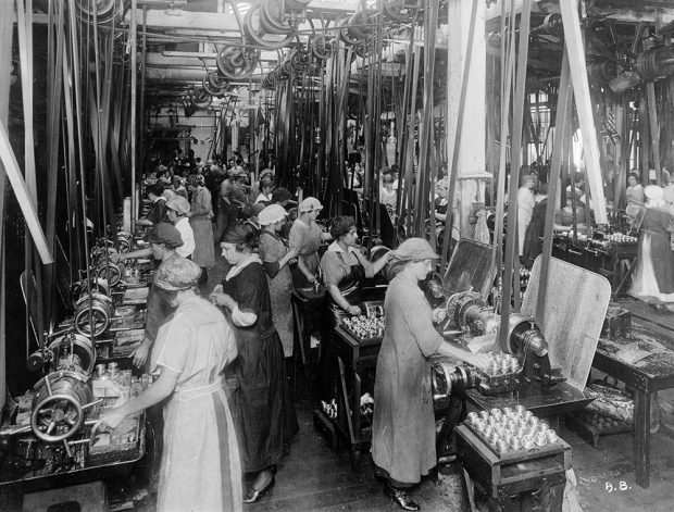 Photo en noir et blanc de femmes très affairées dans une usine.